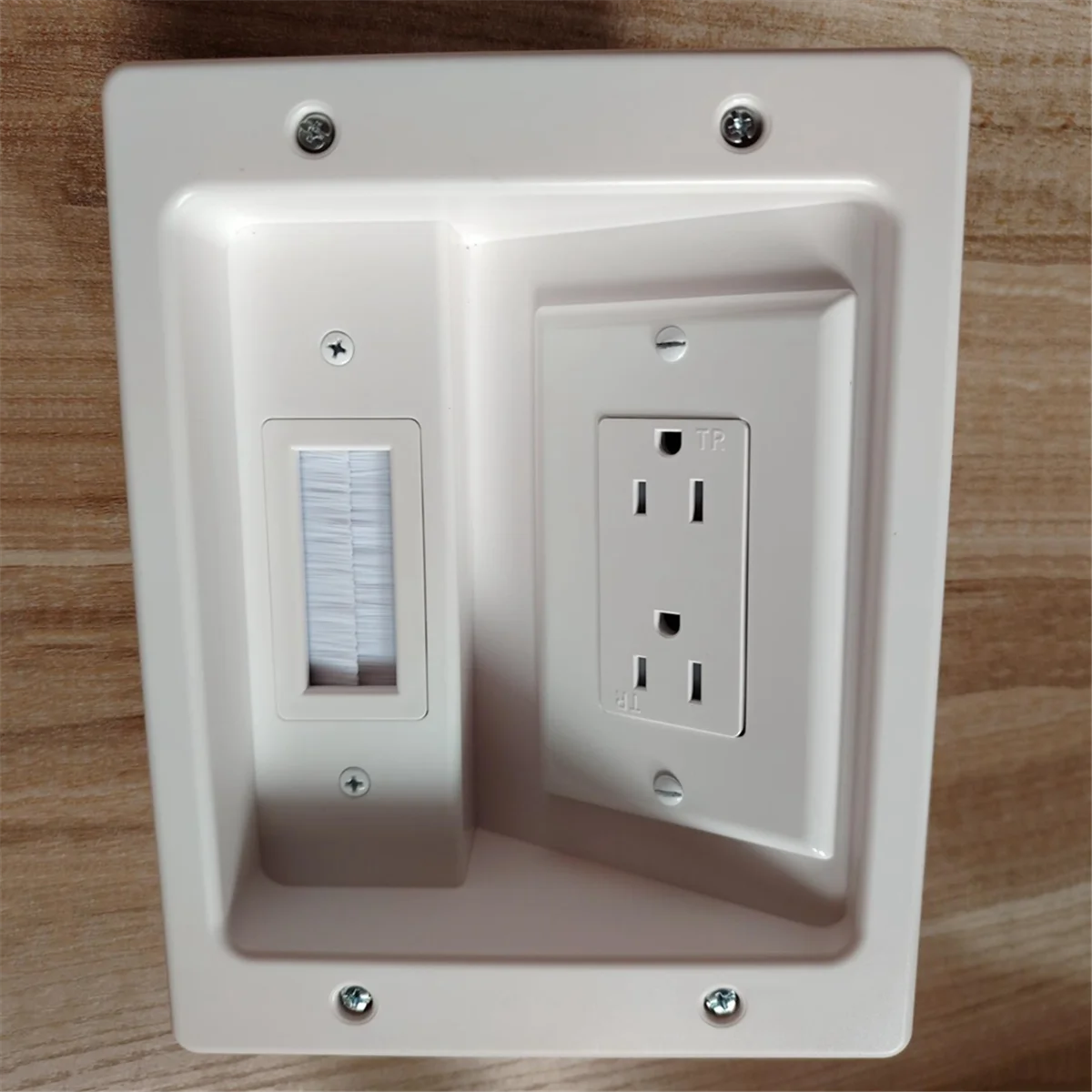 Recessed Outlet Box Cable Management Kit 15A 125V C184674