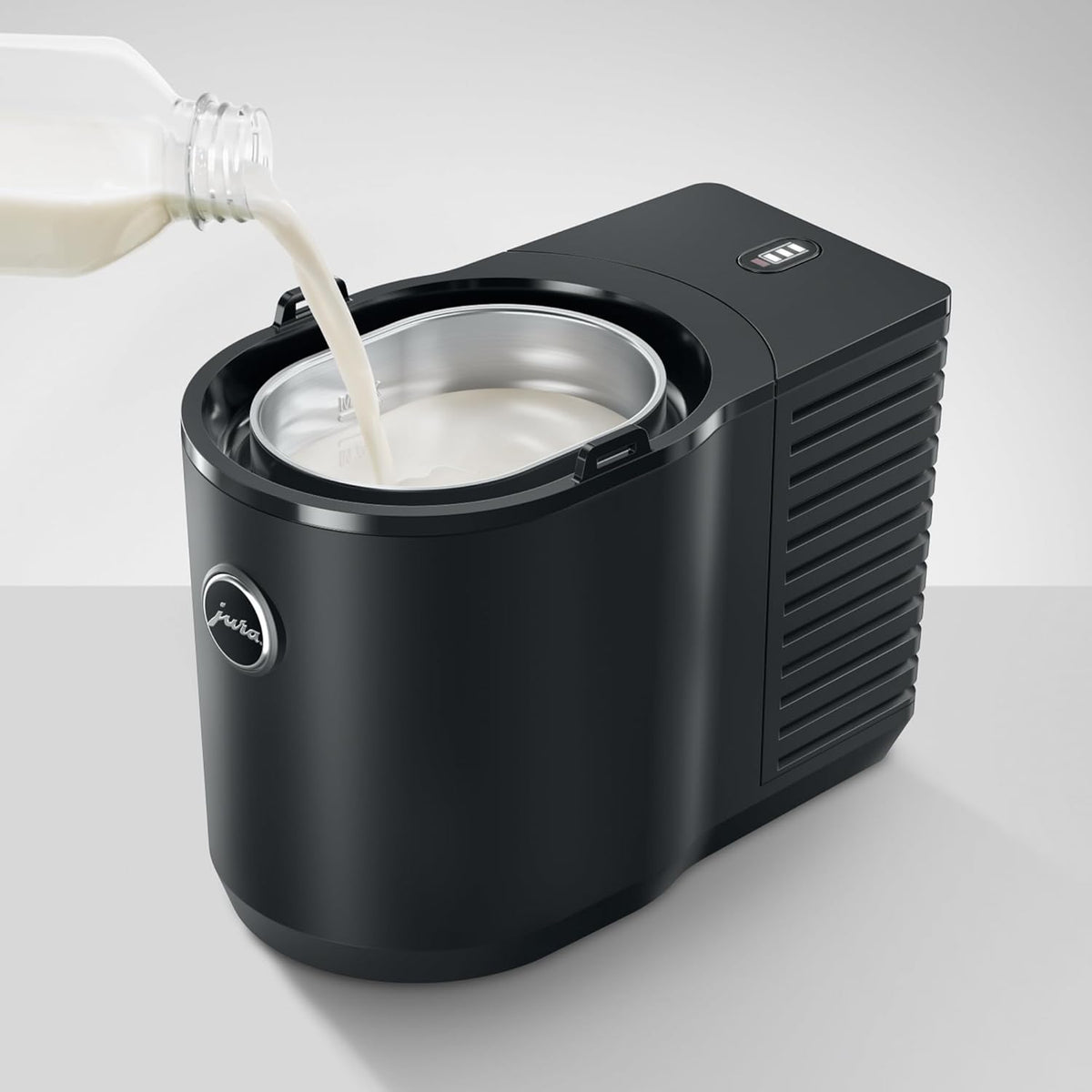 Black 1 Liter (34 oz) Cool Control N458860