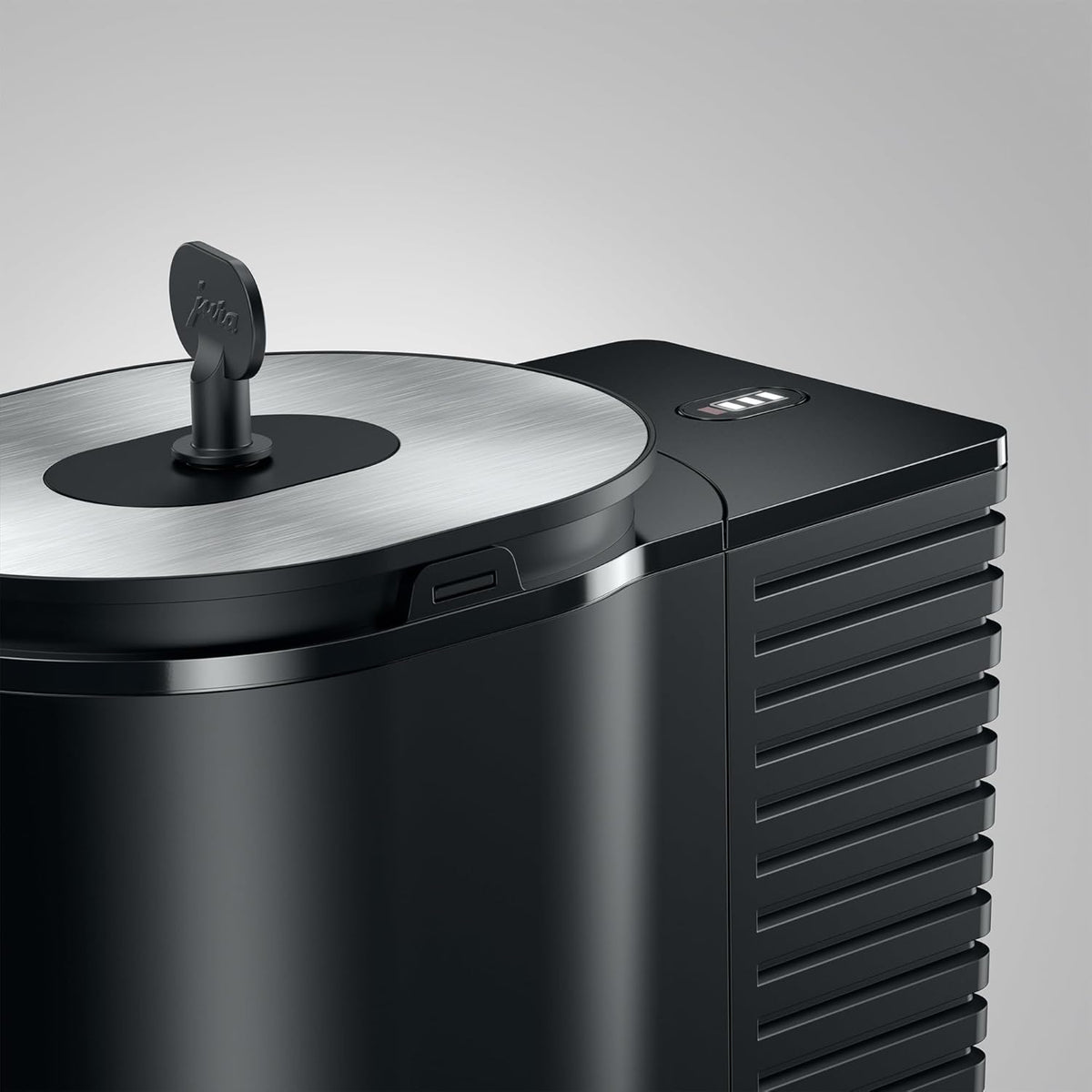 Black 1 Liter (34 oz) Cool Control N458860